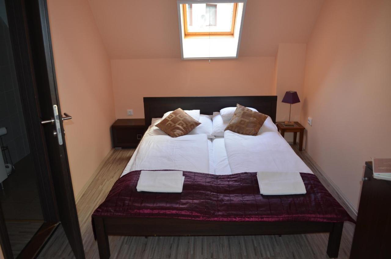 Holdfenyszallas Bed & Breakfast Seghedin Exterior foto